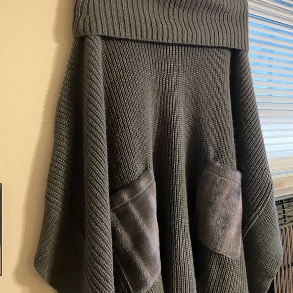 Grey Women's Poncho with faux fur Pockets - Picture 2 of 4
